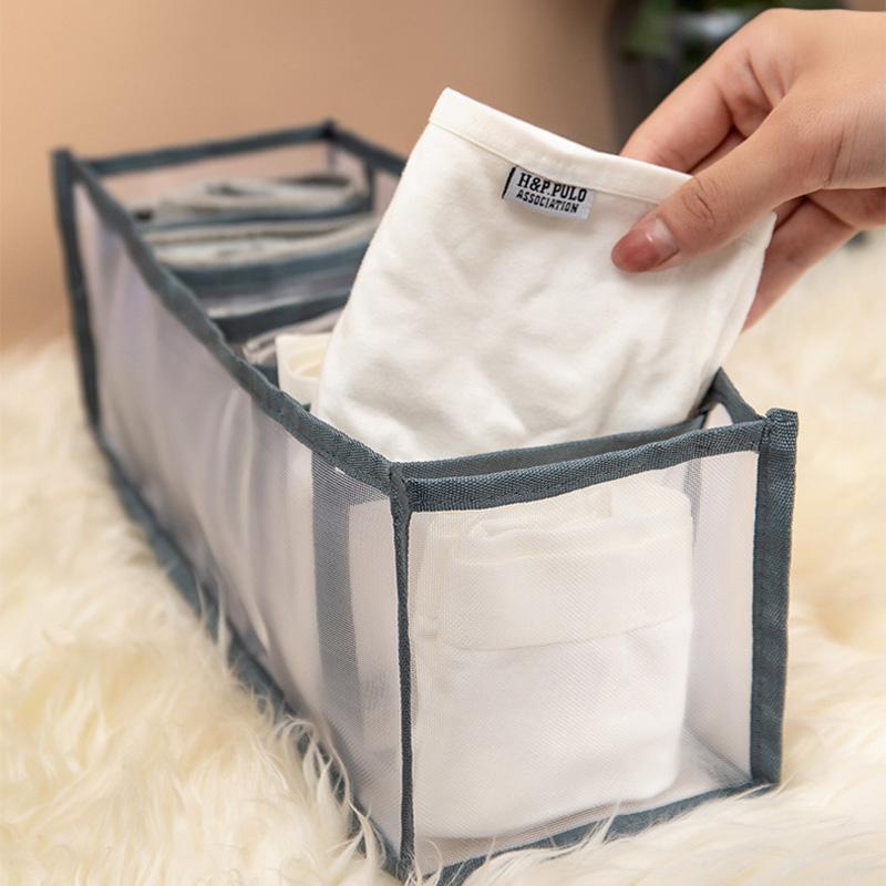 "Praktisk undertøysoppbevaringsboks i slitesterk nylon, elegant design med rom for BH-er, underbukser og sokker."