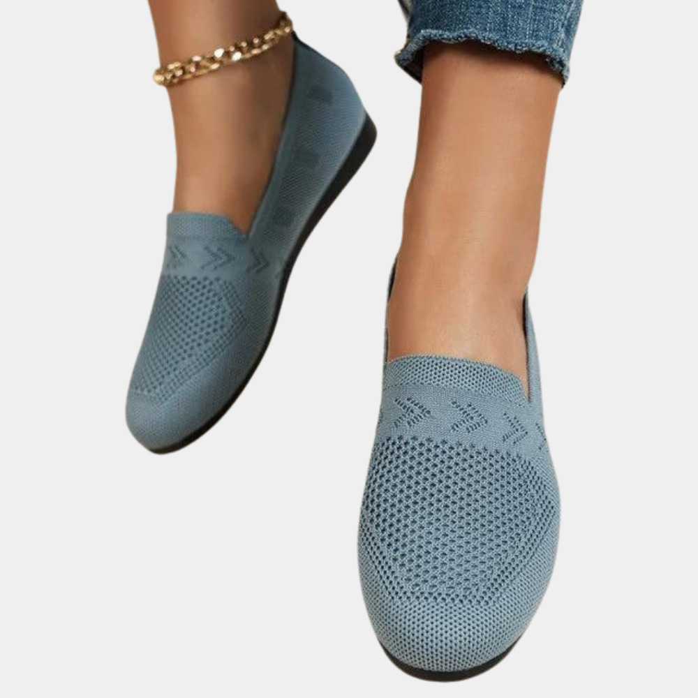 "Pustende damesko loafers i blått, stilige og komfortable med luftende materiale, perfekt for daglig bruk."