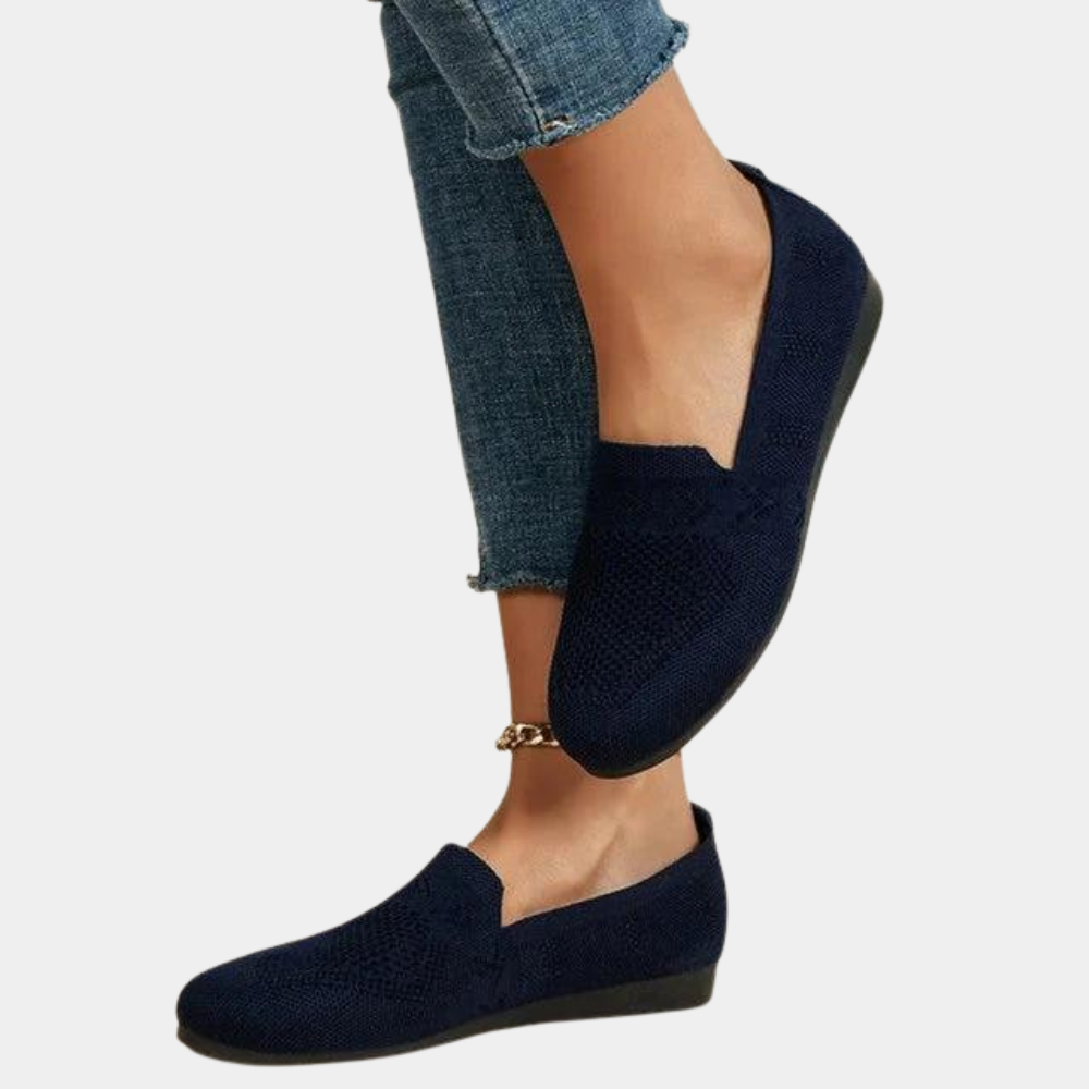 "Pustende damesko loafers i blått, stilige og komfortable med luftende materiale, perfekt for daglig bruk."