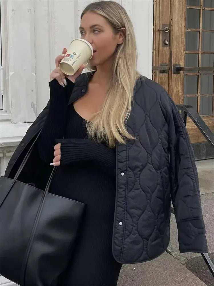 Polstret damejakke med oversized snitt, ideell som quiltet vår-, høst- eller lett vinterjakke.