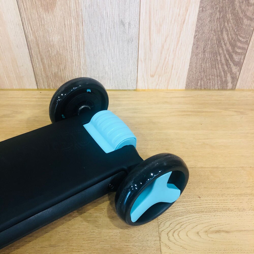 Barnesykkel i gul farge som kan brukes som scooter, balansesykkel eller trehjulssykkel, for utendørs moro.