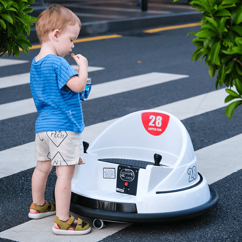 Detalj av hjulet på en robust elektrisk støtfangerbil for barn, med godt grep for lek.