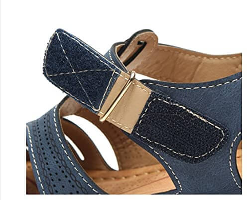 Røde ortopediske slip-on sandaler, med fokus på myke stropper og komfort.