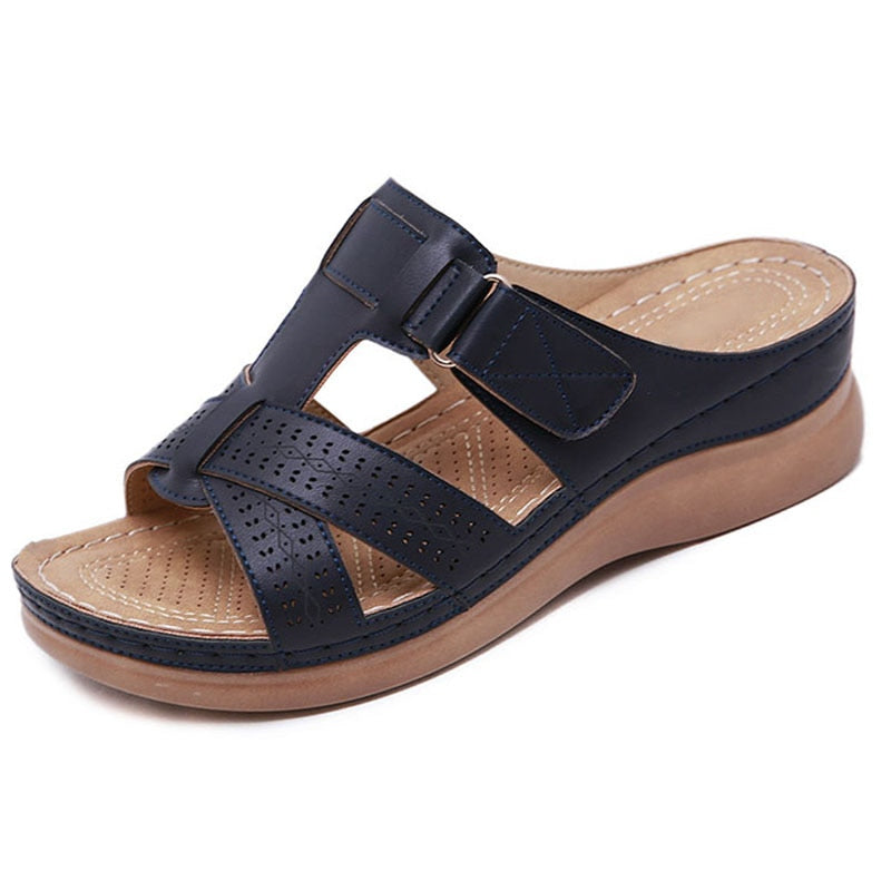 Brune ortopediske damesandaler, fotvennlige slip-ons, ideelle sommersko.