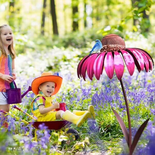 Unikt blomsterfuglehus i rød/blå, gir fuglene et hjem og pynter opp hagen og uteplassen.