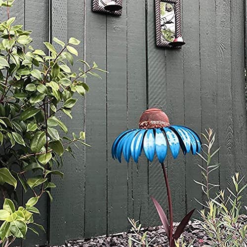 Sjarmerende blomsterfuglehus i rød og blå, perfekt hagedekorasjon og fuglemater for din hage.