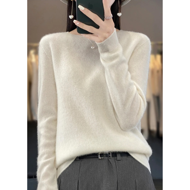 "Ravikna genser i myk cashmere for kvinner, beige farge, langermet og tidløs design for høsten."