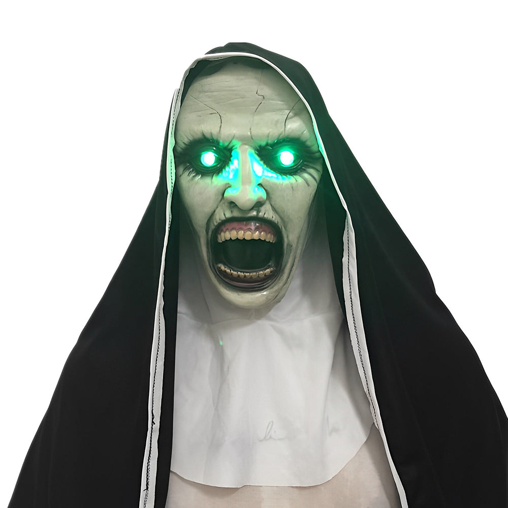 "Realistisk Halloween-maskehode, eldre mann med grått hår og detaljerte ansiktstrekk, kostyme tilbehør."