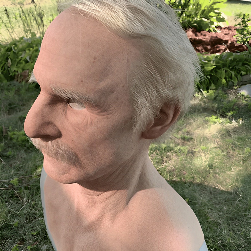"Realistisk Halloween-maskehode, eldre mann med grått hår og detaljerte ansiktstrekk, kostyme tilbehør."