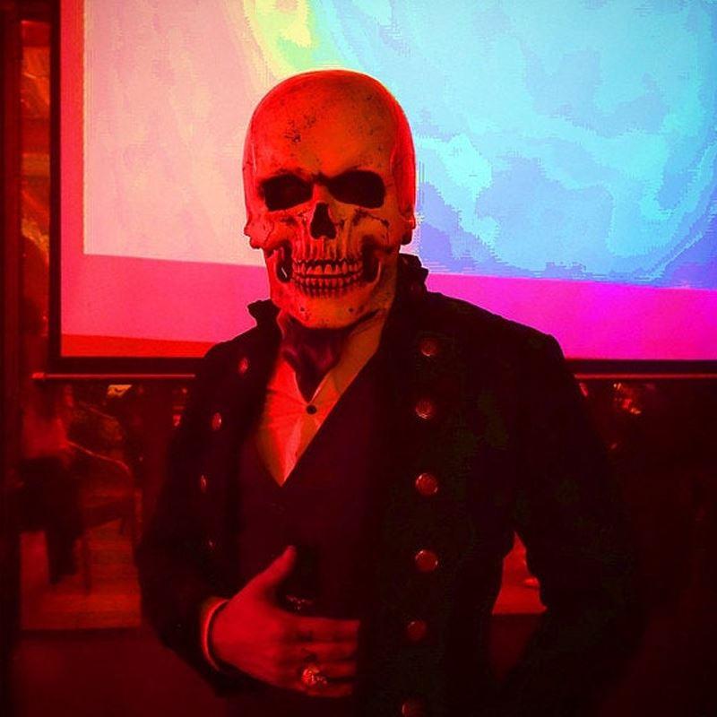 "Realistisk skjelettmaske i silikon med skumle detaljer, perfekt for Halloween og maskerade. Fleksibel og komfortabel."