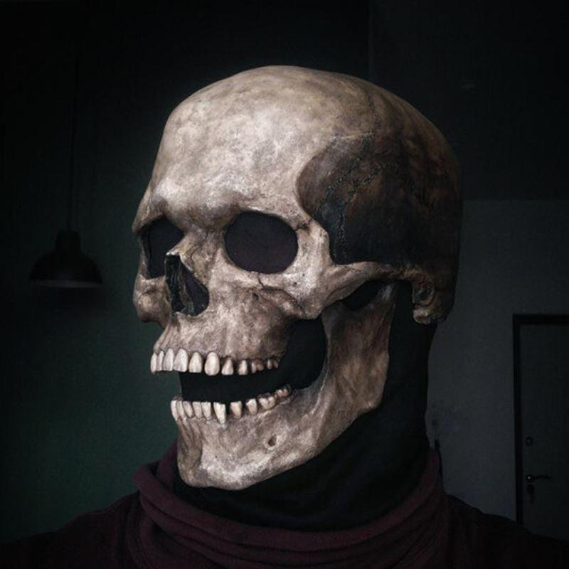 "Realistisk skjelettmaske i silikon med skumle detaljer, perfekt for Halloween og maskerade. Fleksibel og komfortabel."