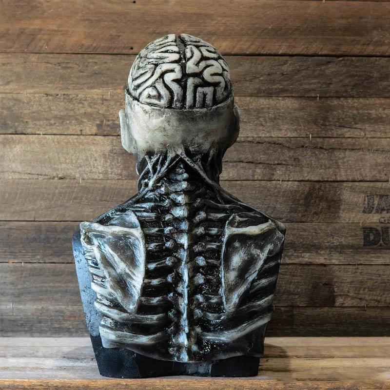 "Realistisk skjelettmaske i silikon med skumle detaljer, perfekt for Halloween og maskerade. Fleksibel og komfortabel."