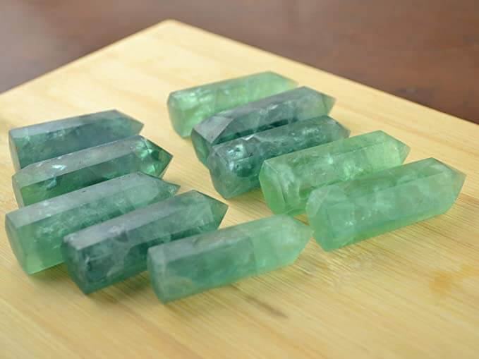 Regnbuefluoritt krystalltårn, en inspirerende naturstein som gir klarhet og healing.