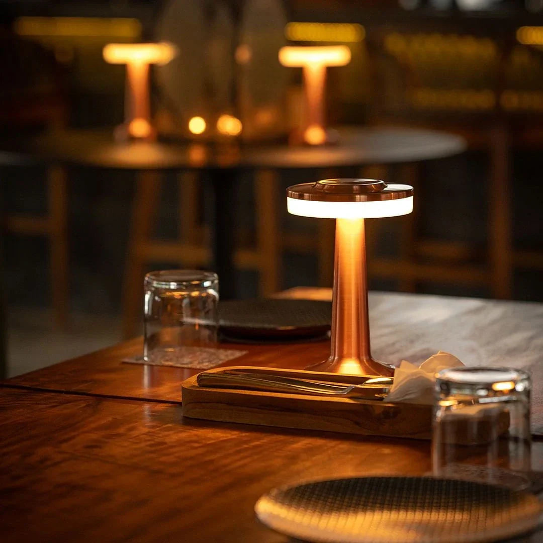 Oppladbar trådløs bordlampe med retro design og justerbar LED-belysning for fleksibel bruk.