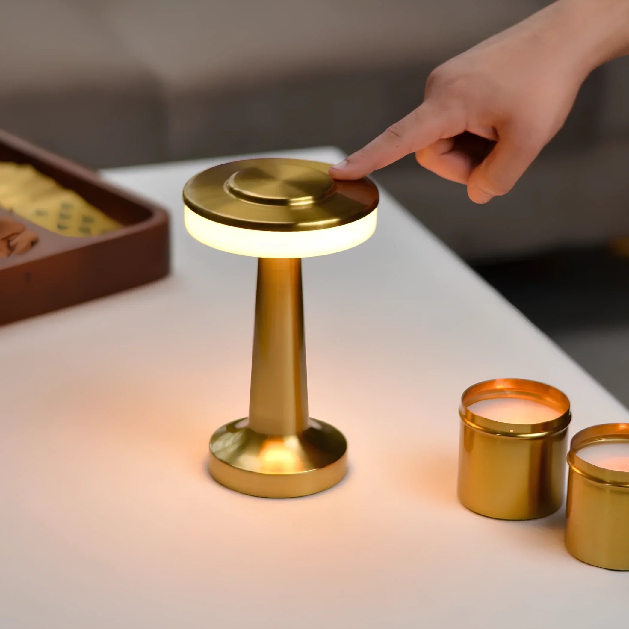 Enkel å bruke, oppladbar retro bordlampe med LED og trådløs funksjon for allsidig belysning.
