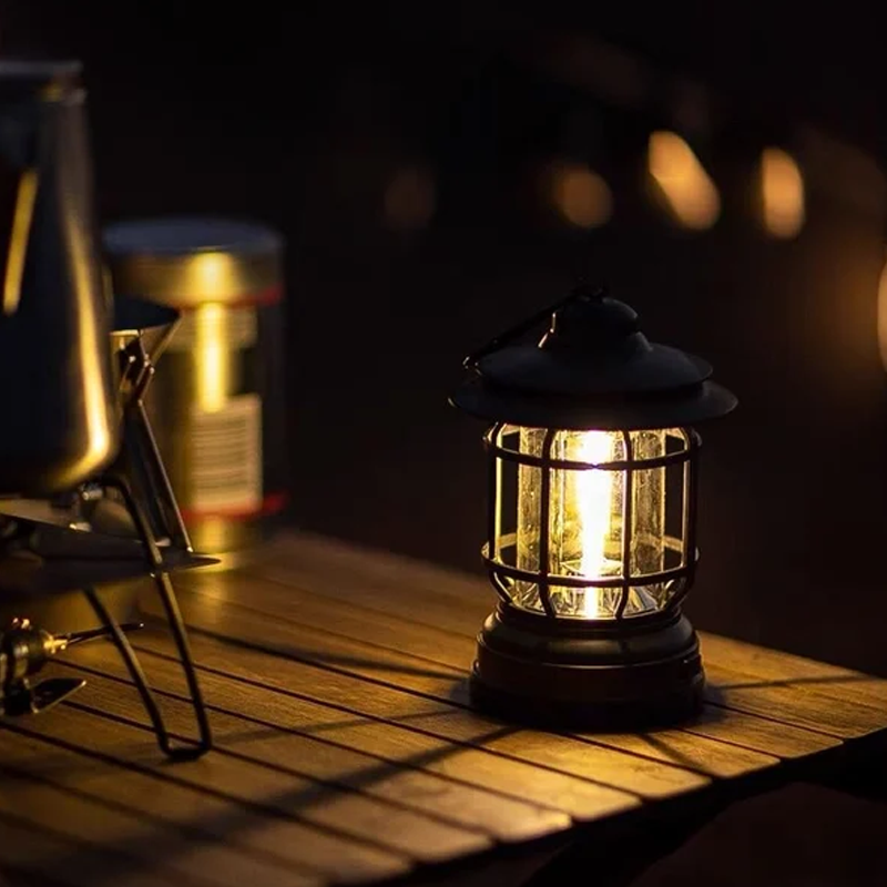 "Retro campinglampe med LED-lys, USB-lading, metallkonstruksjon og vintage design for stilfulle ute- eller innendørsopplevels
