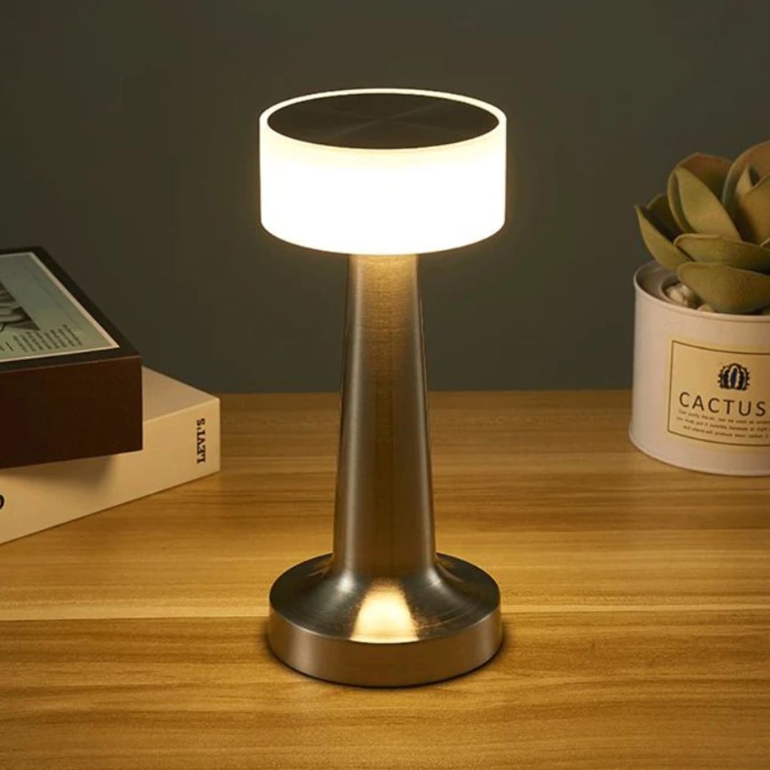 Stilig sølv retro bordlampe med dimbar LED-belysning. Perfekt som leselampe eller nattbordslampe.