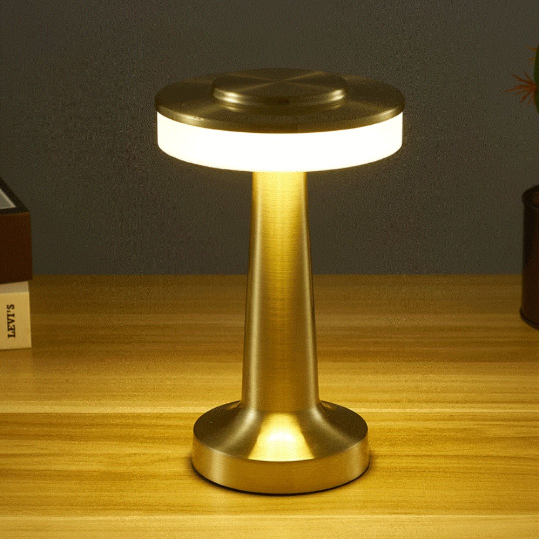Gullfarget retro bordlampe, dimbar LED. Moderne designlampe for arbeidsplassen eller som interiørdetalj.