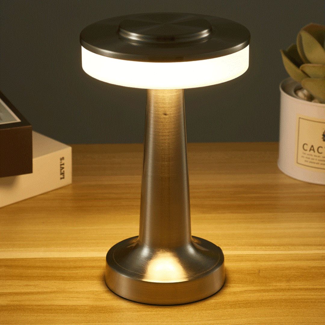 Elegant retro skrivebordslampe i sølv, dimbar funksjon. Gir behagelig belysning for hjemmekontoret.