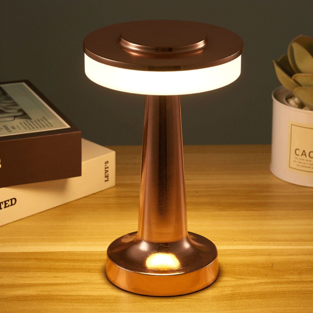 Dimbar bordlampe i retro stil, rosegull finish. USB-lading og justerbart lys for enhver anledning.