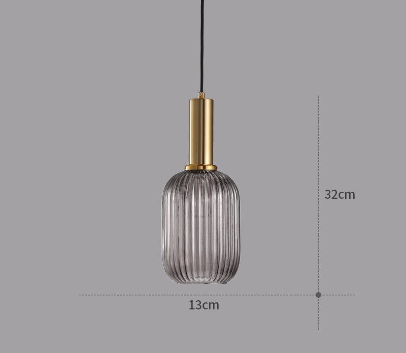 Pendellampe i retro glass, gir et unikt blikkfang og vintage preg til rommet.