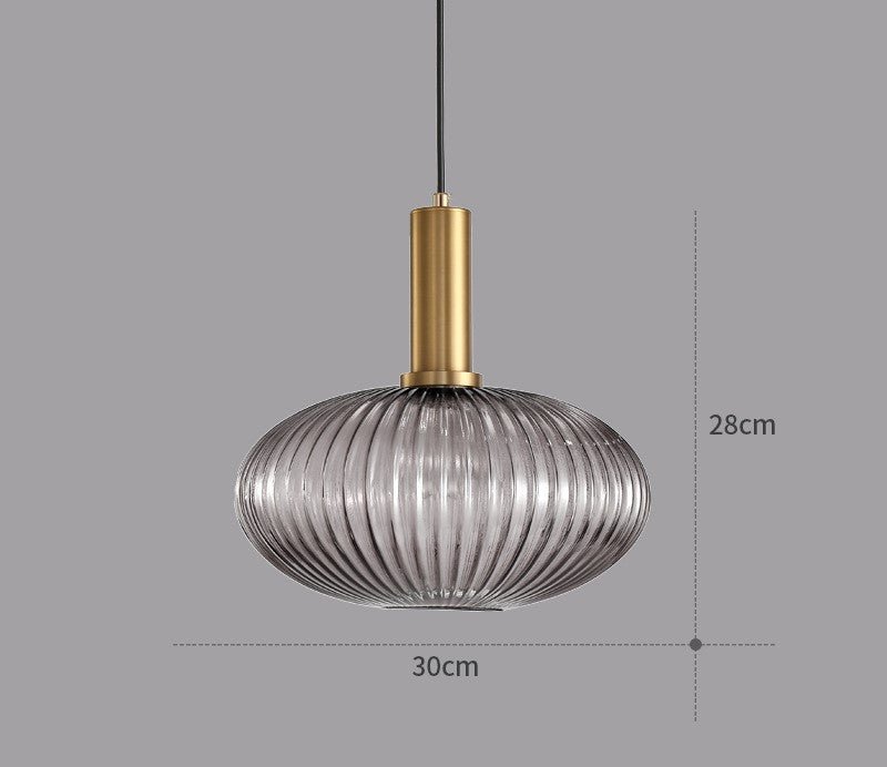 Nærbilde av retro glass pendellampe, fremhever vakkert glass og detaljer.