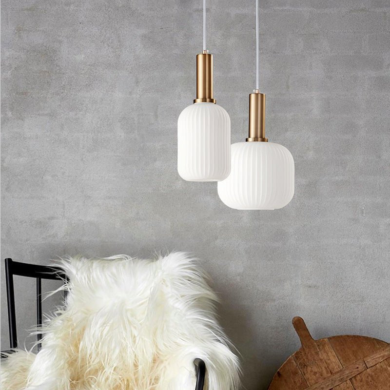 Eksklusiv retro taklampe i tonet glass, perfekt for et elegant vintage interiør.
