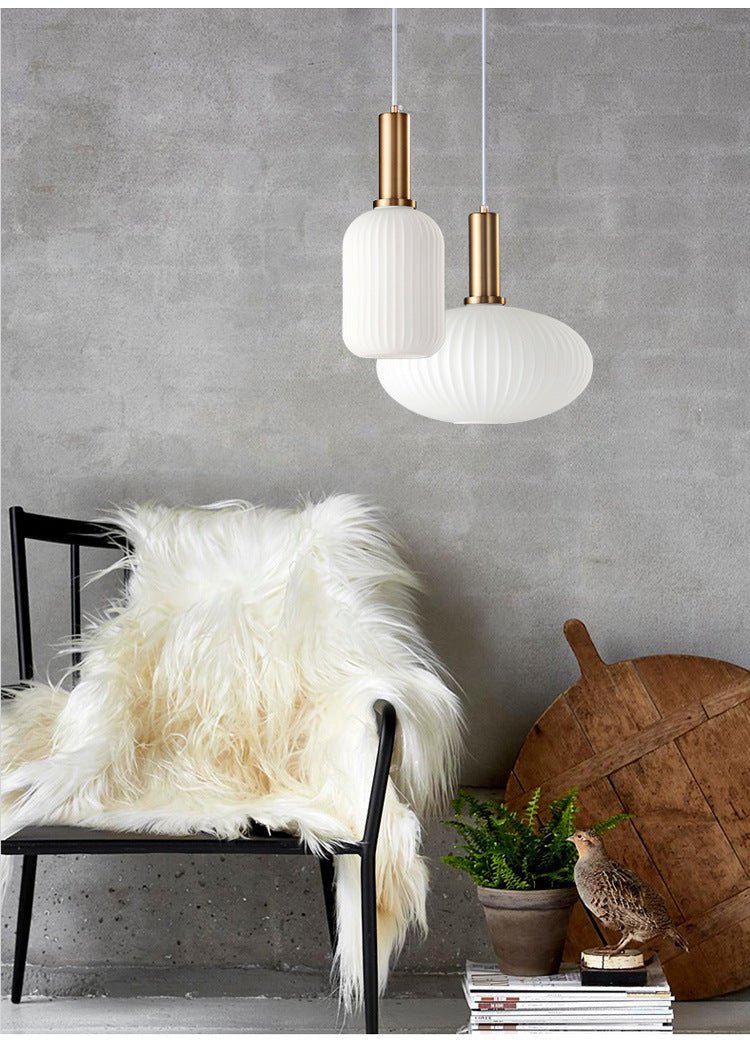 Klar retro glass pendellampe, en stilren taklampe for moderne interiørbelysning.