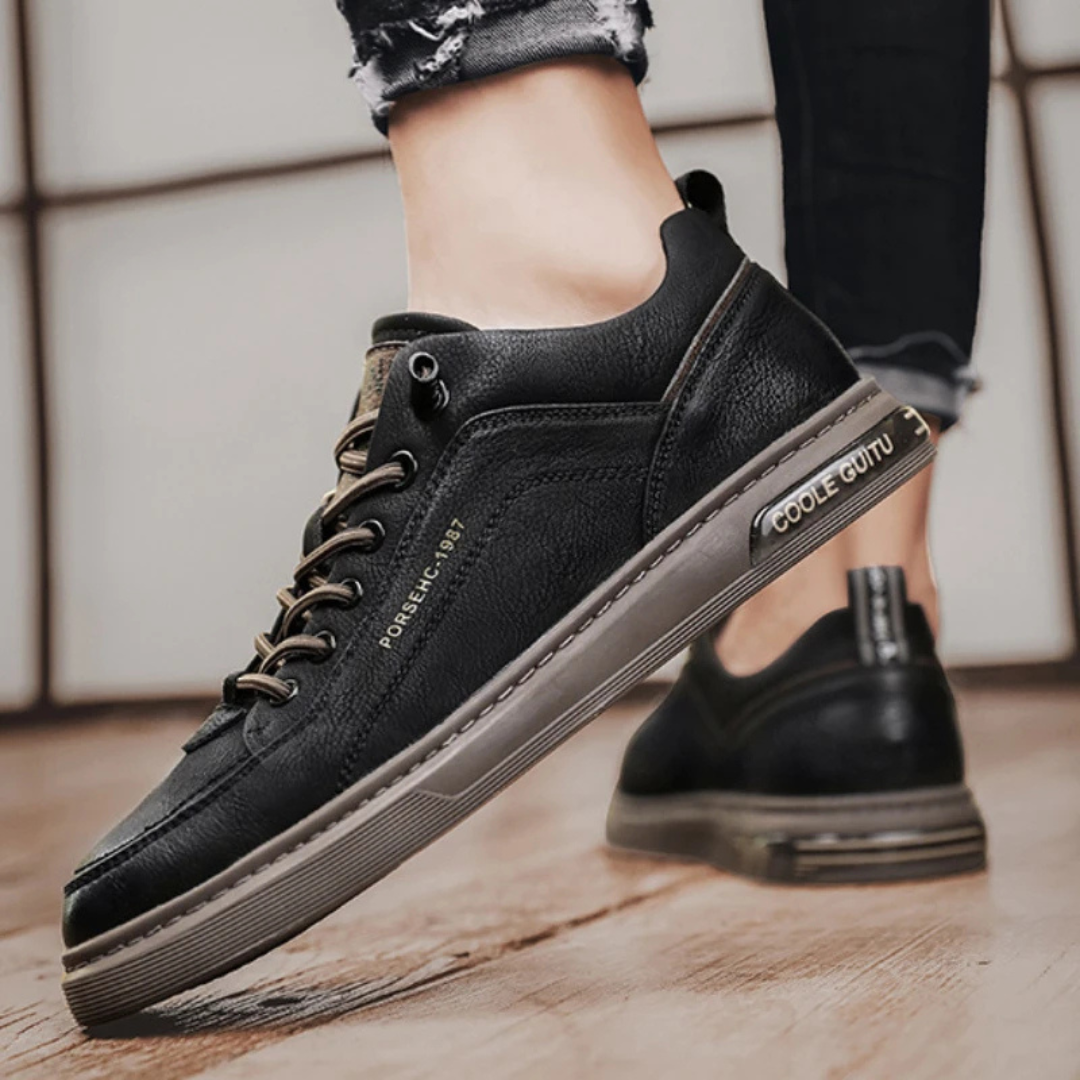 Retro-inspirerte herresneakers med snøring og dempet innersåle for stil og komfort.