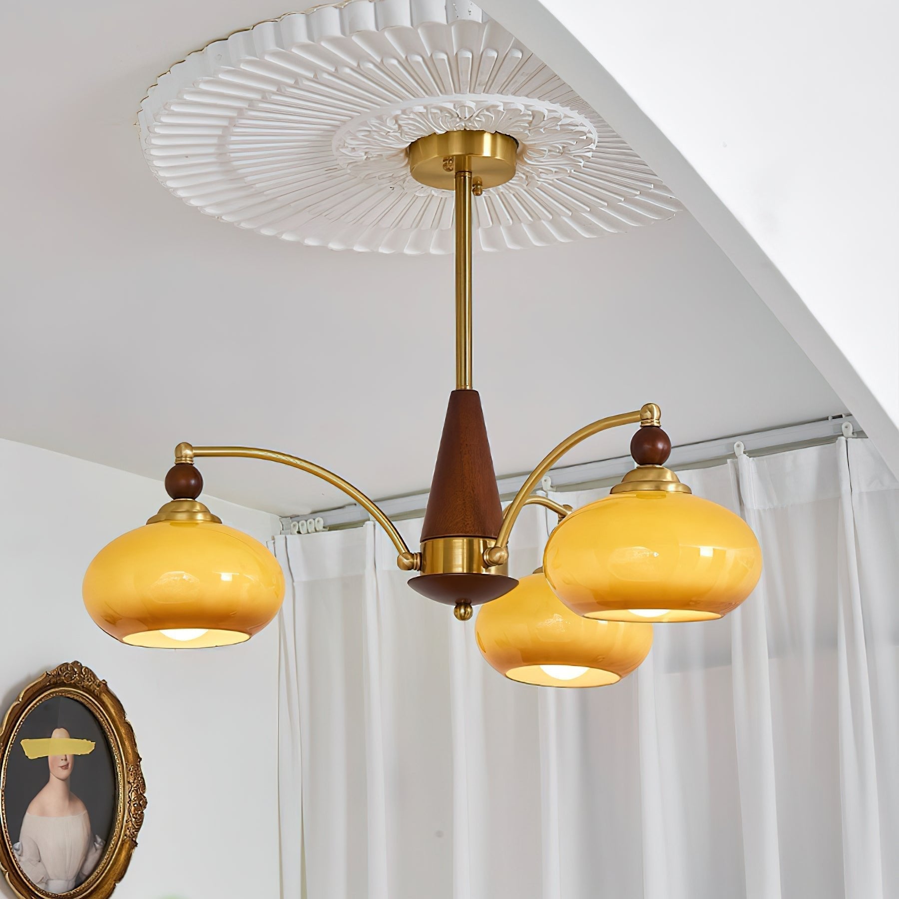 "Retro lysekrone med gyllengule skjermer og klassisk design, laget av tre og messing, gir varmt lys til spisestue."