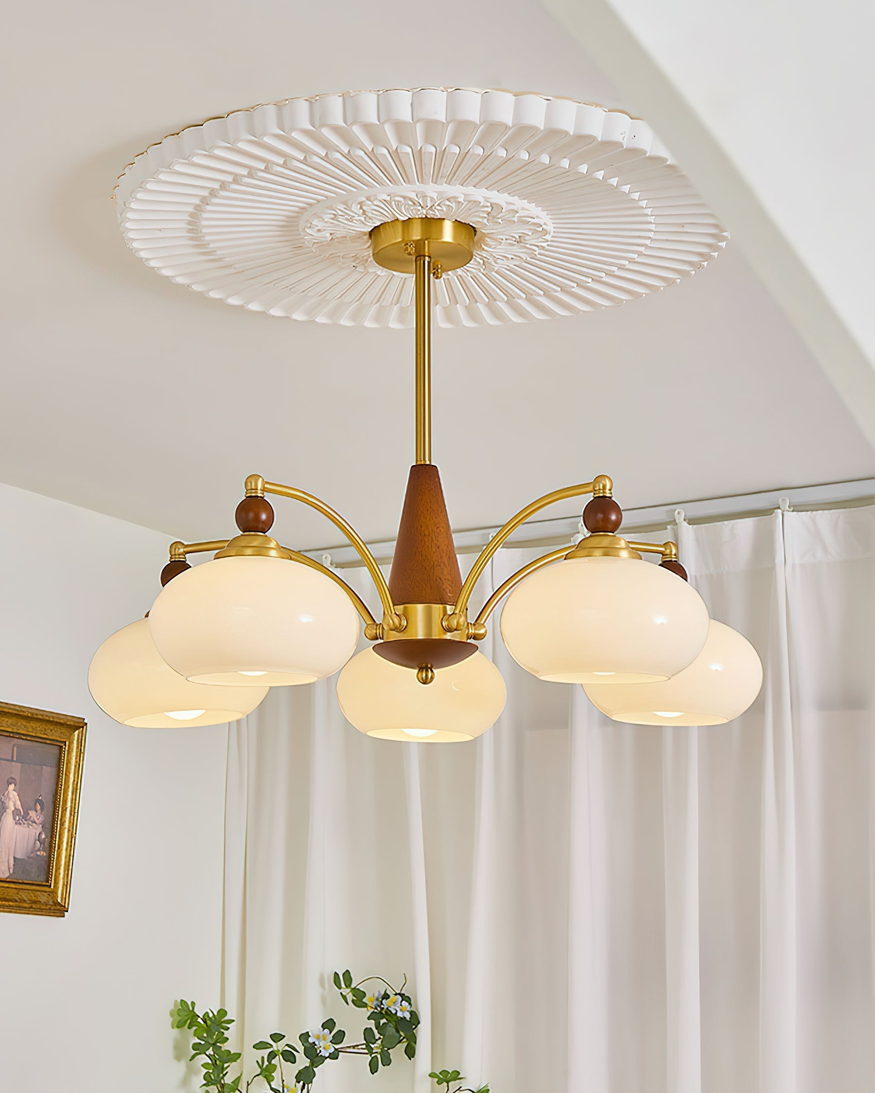 "Retro lysekrone med gyllengule skjermer og klassisk design, laget av tre og messing, gir varmt lys til spisestue."
