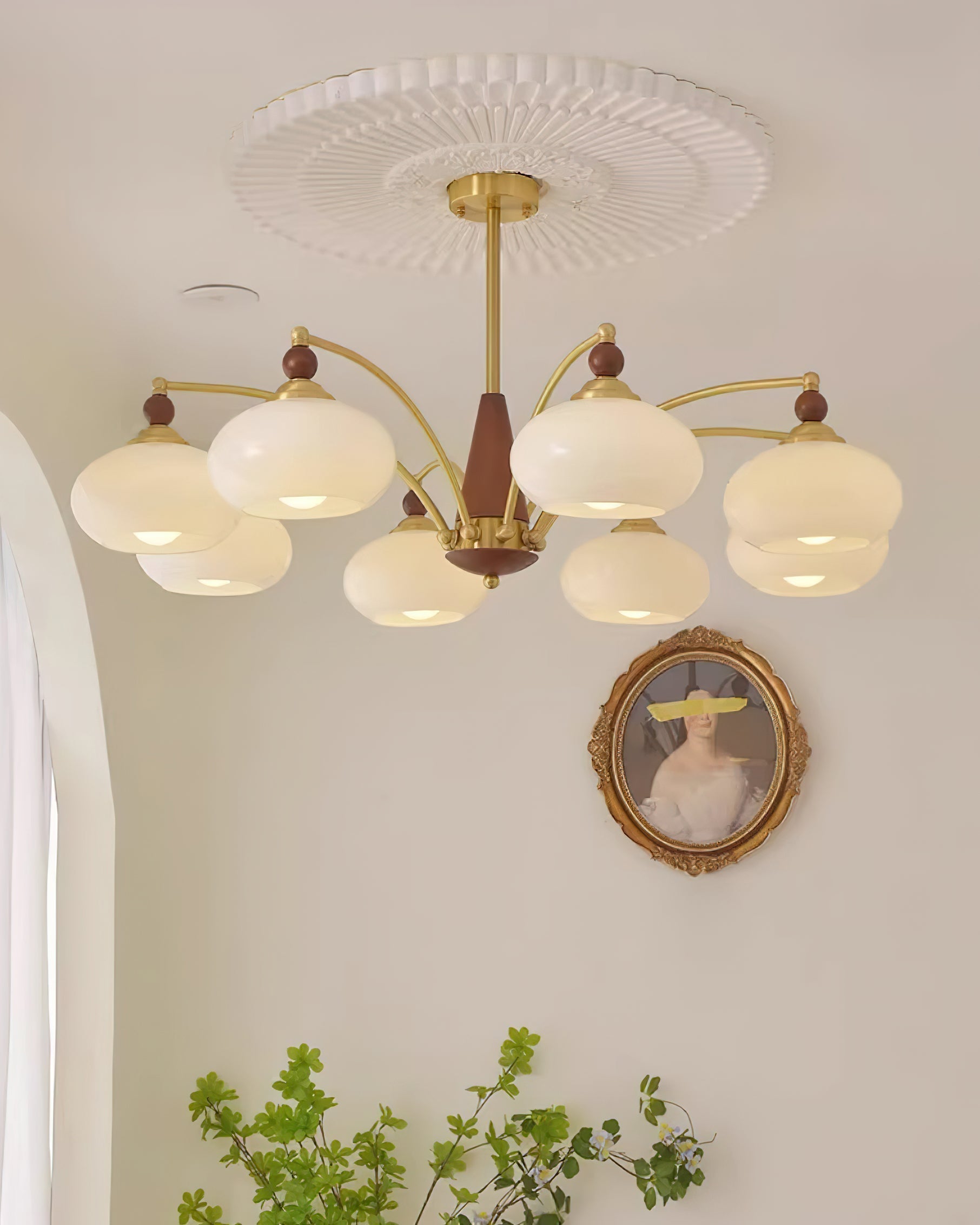 "Retro lysekrone med gyllengule skjermer og klassisk design, laget av tre og messing, gir varmt lys til spisestue."