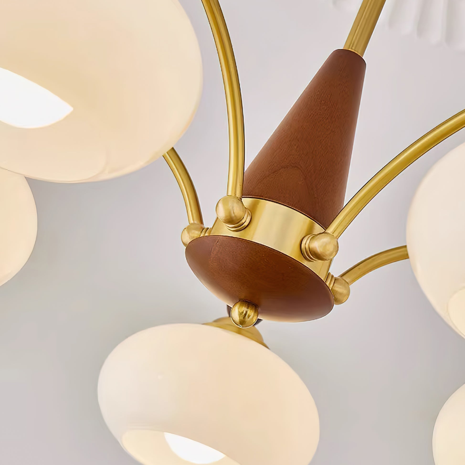 "Retro lysekrone med gyllengule skjermer og klassisk design, laget av tre og messing, gir varmt lys til spisestue."