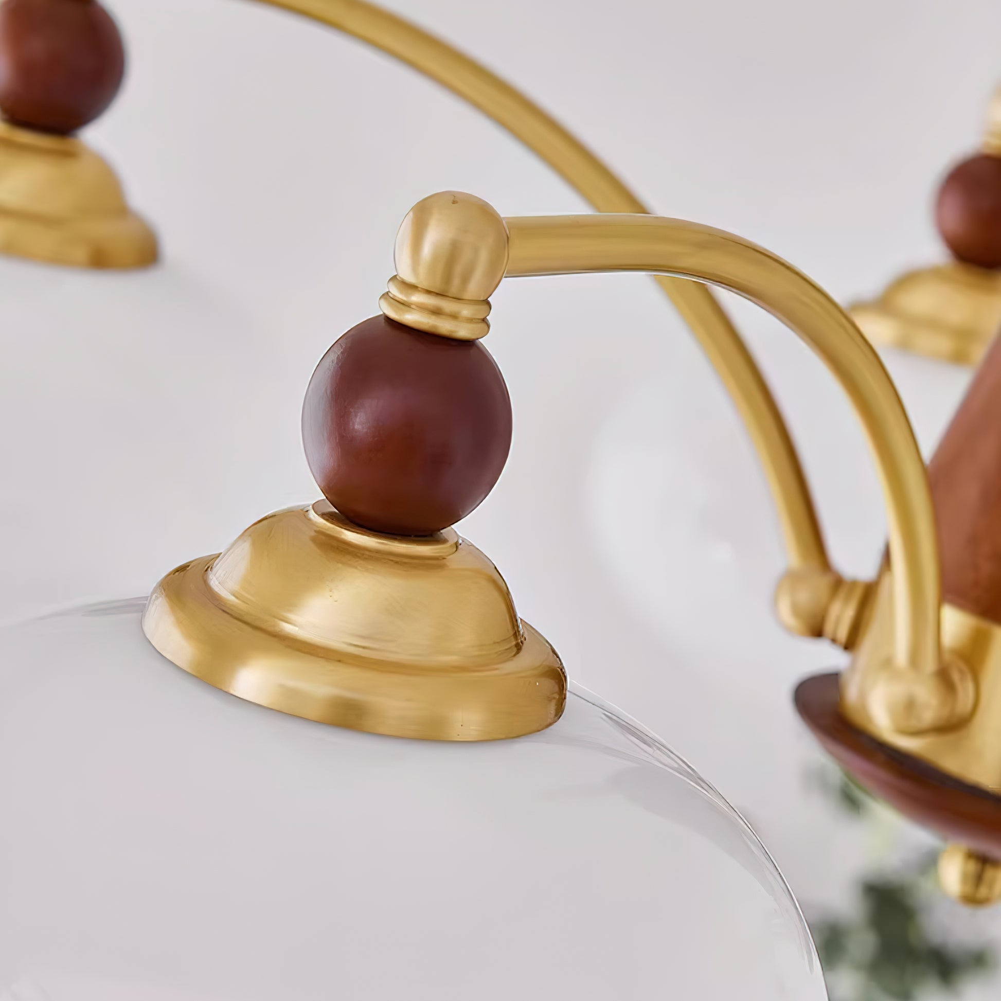 "Retro lysekrone med gyllengule skjermer og klassisk design, laget av tre og messing, gir varmt lys til spisestue."