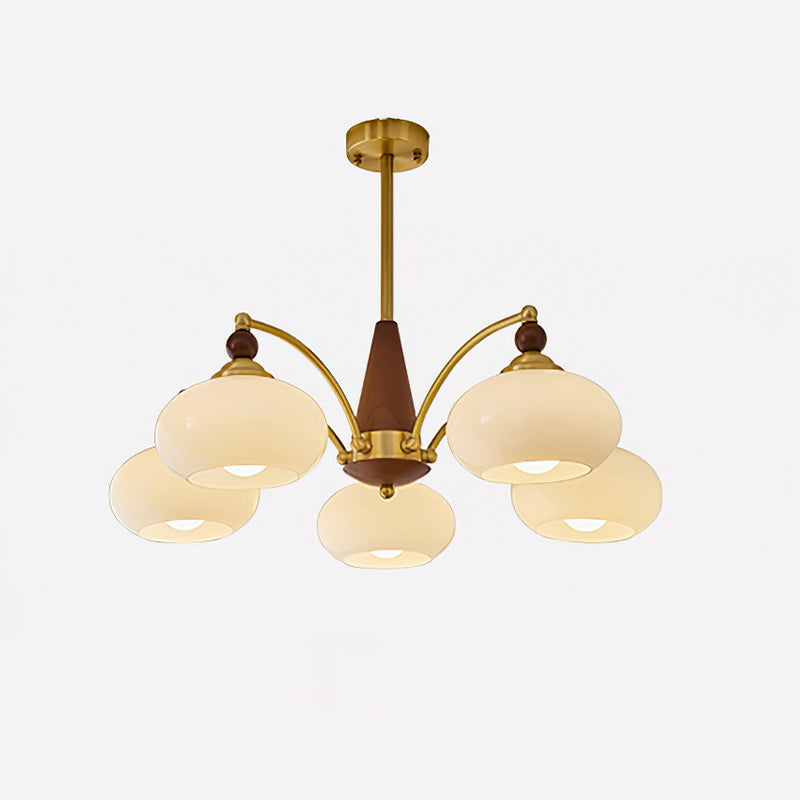 "Retro lysekrone med gyllengule skjermer og klassisk design, laget av tre og messing, gir varmt lys til spisestue."
