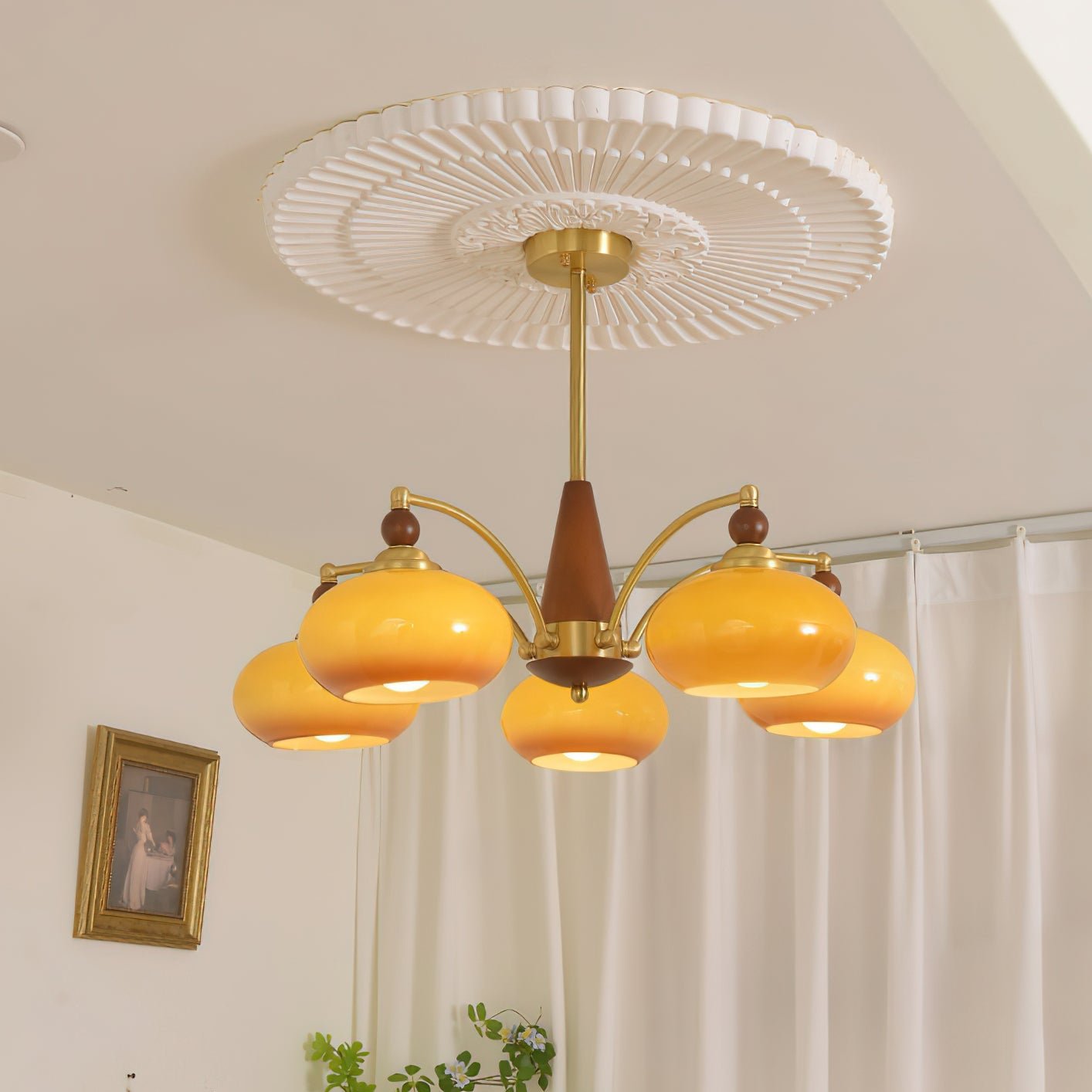 "Retro lysekrone med gyllengule skjermer og klassisk design, laget av tre og messing, gir varmt lys til spisestue."