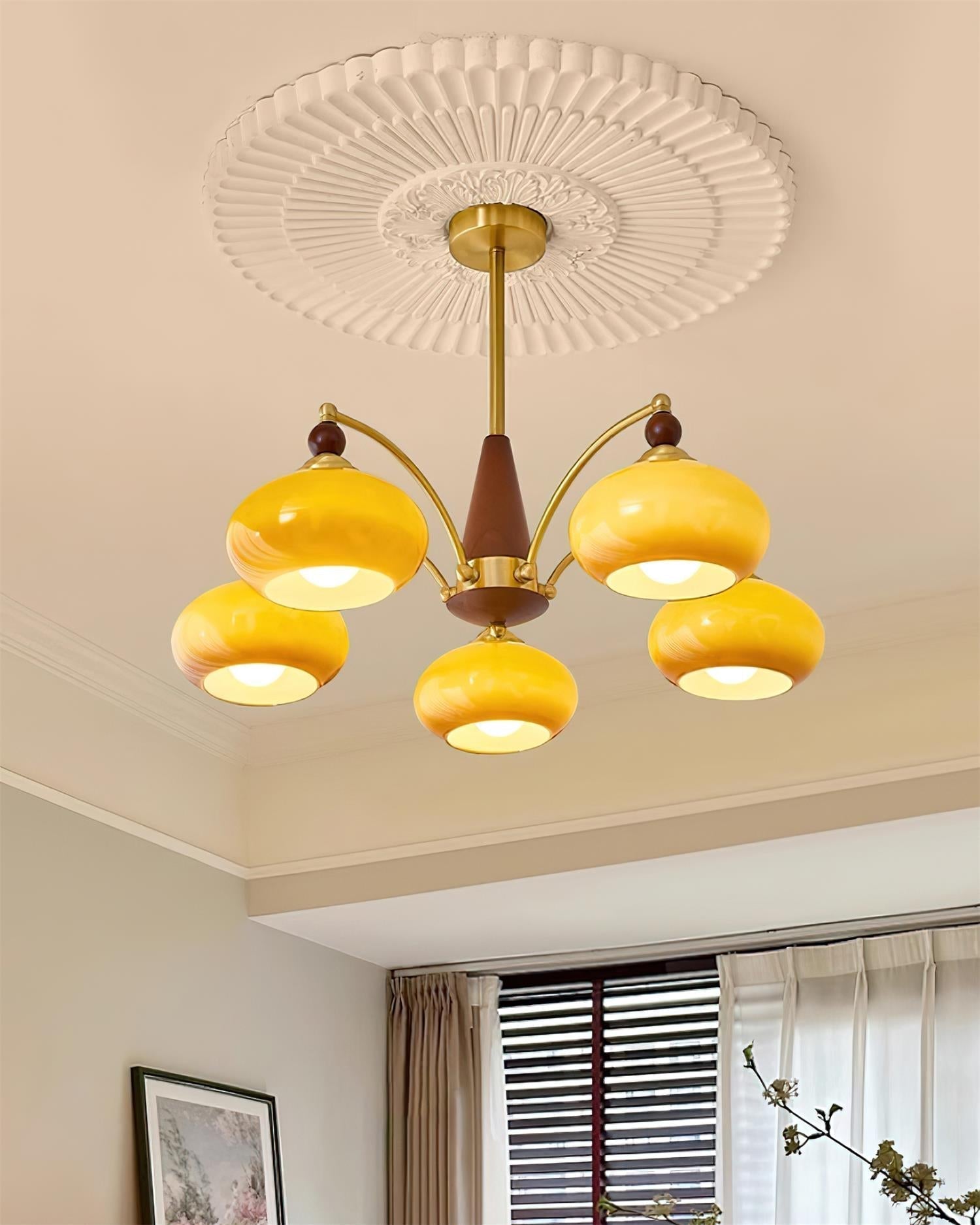 "Retro lysekrone med gyllengule skjermer og klassisk design, laget av tre og messing, gir varmt lys til spisestue."