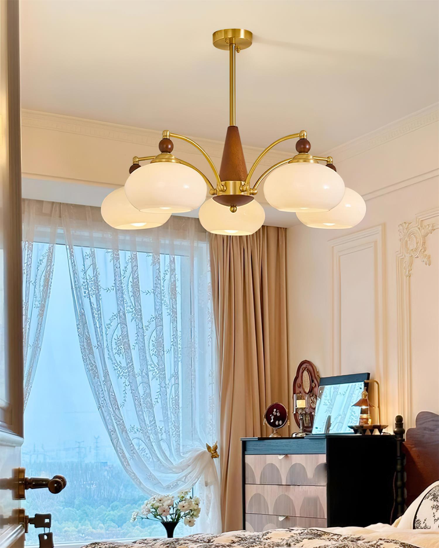 "Retro lysekrone med gyllengule skjermer og klassisk design, laget av tre og messing, gir varmt lys til spisestue."