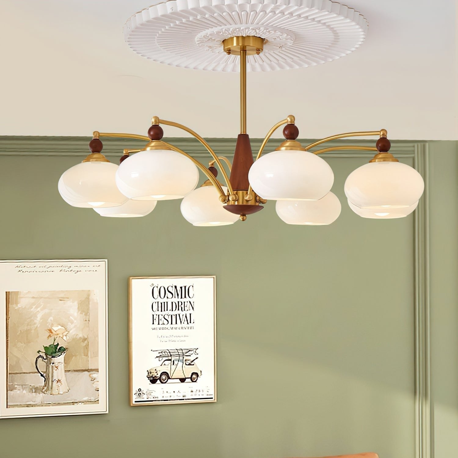 "Retro lysekrone med gyllengule skjermer og klassisk design, laget av tre og messing, gir varmt lys til spisestue."