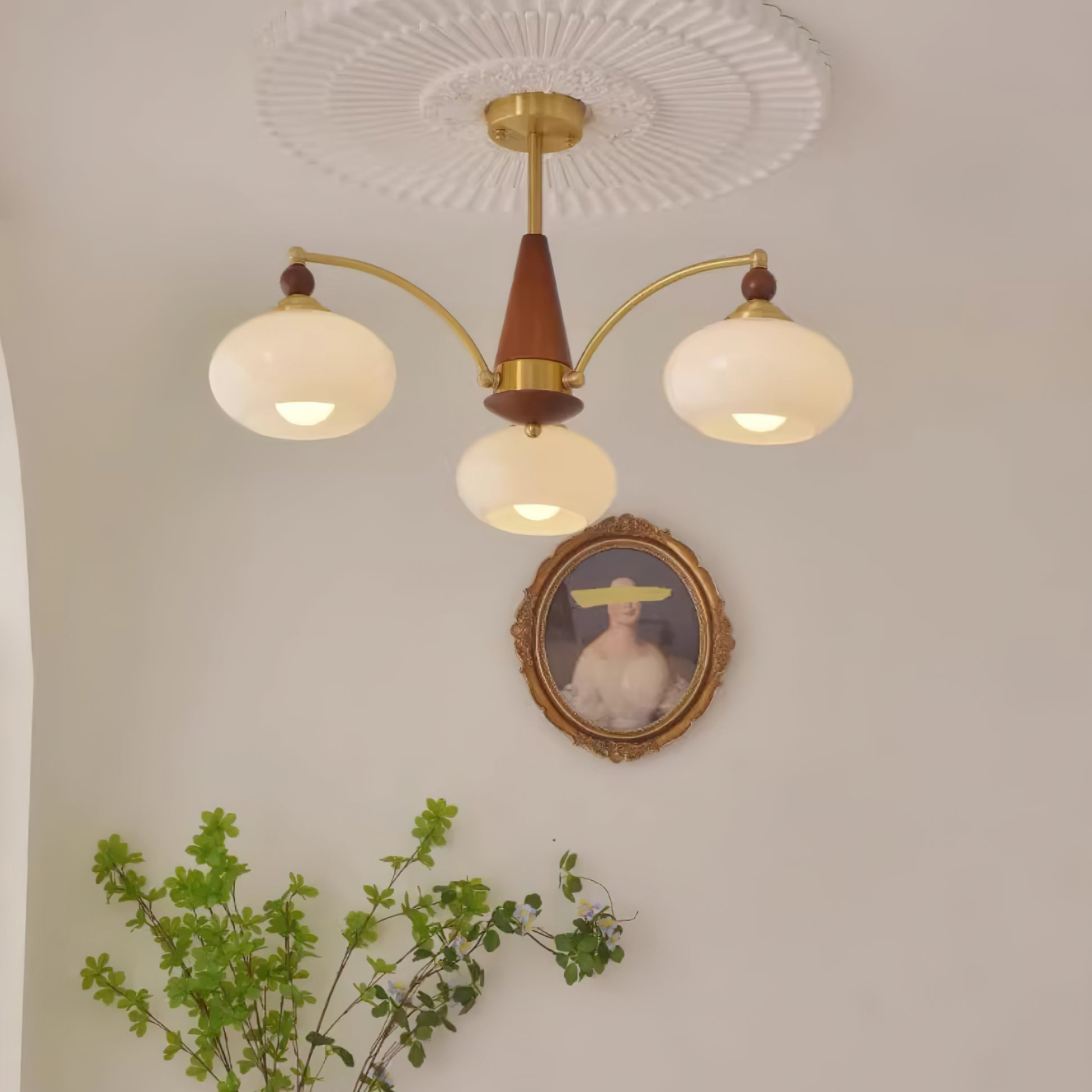 "Retro lysekrone med gyllengule skjermer og klassisk design, laget av tre og messing, gir varmt lys til spisestue."