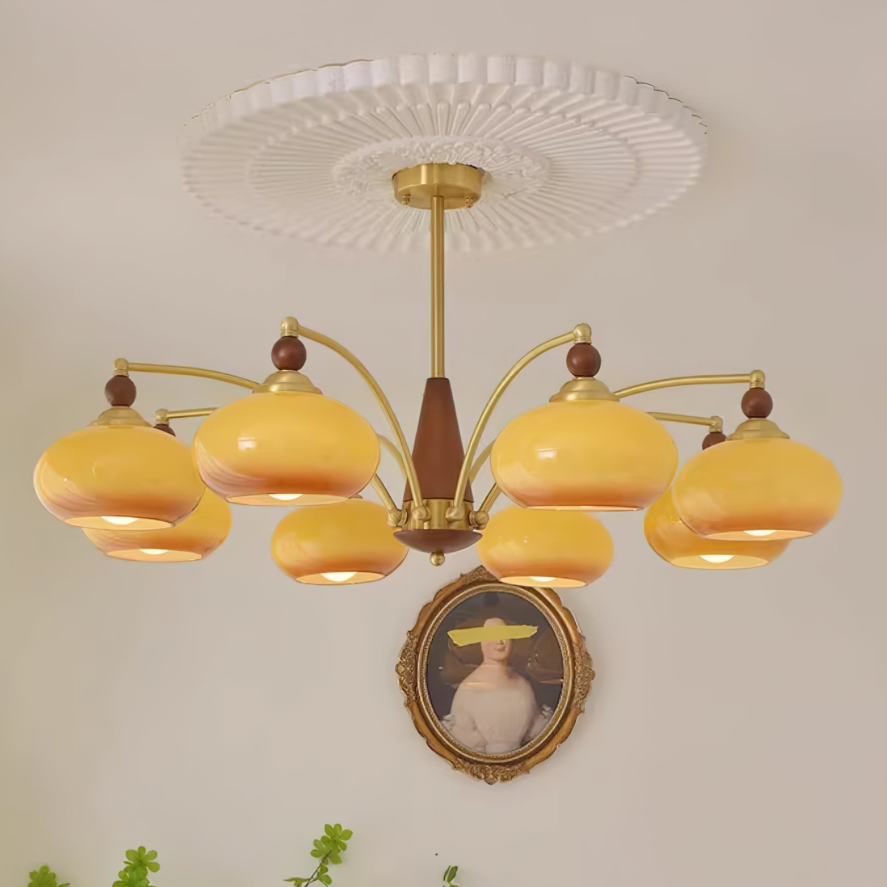 "Retro lysekrone med gyllengule skjermer og klassisk design, laget av tre og messing, gir varmt lys til spisestue."