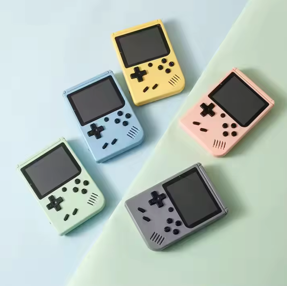 Retro Pocketboy spillkonsoll i lommeformat med 500 klassiske spill. Kompakt design, blått og hvitt skall, bærbar.