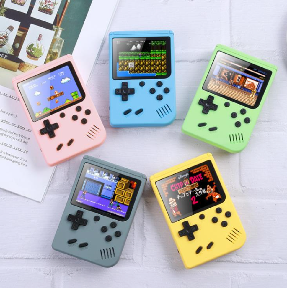 Retro Pocketboy spillkonsoll i lommeformat med 500 klassiske spill. Kompakt design, blått og hvitt skall, bærbar.