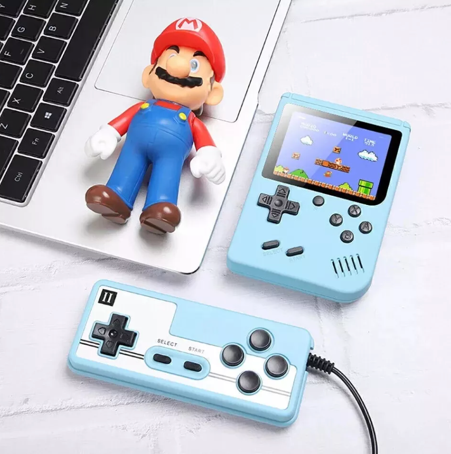 Retro Pocketboy spillkonsoll i lommeformat med 500 klassiske spill. Kompakt design, blått og hvitt skall, bærbar.
