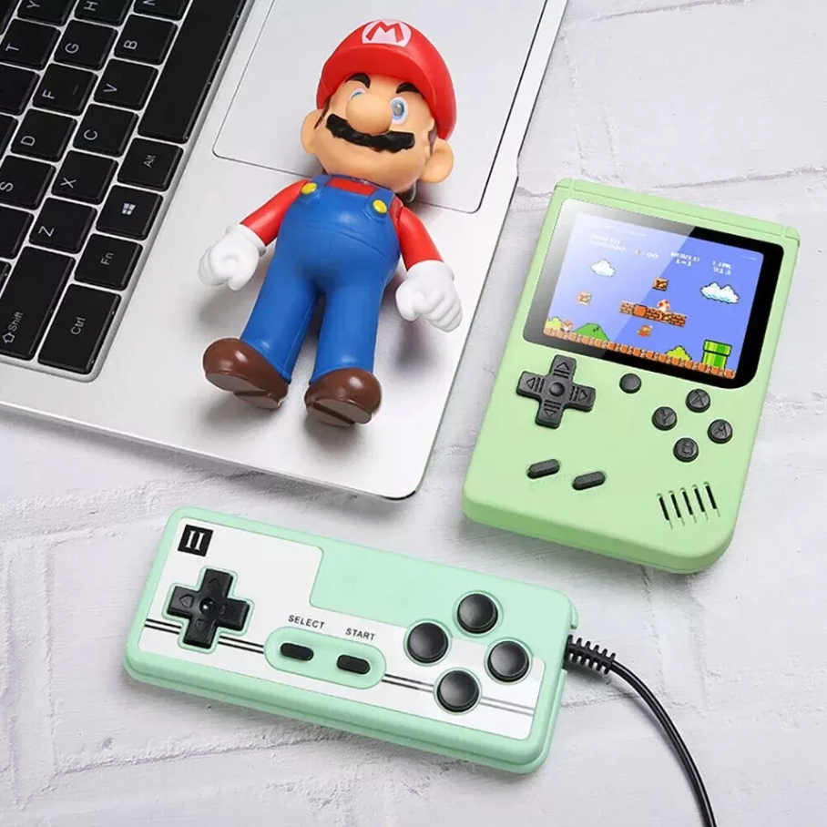 Retro Pocketboy spillkonsoll i lommeformat med 500 klassiske spill. Kompakt design, blått og hvitt skall, bærbar.