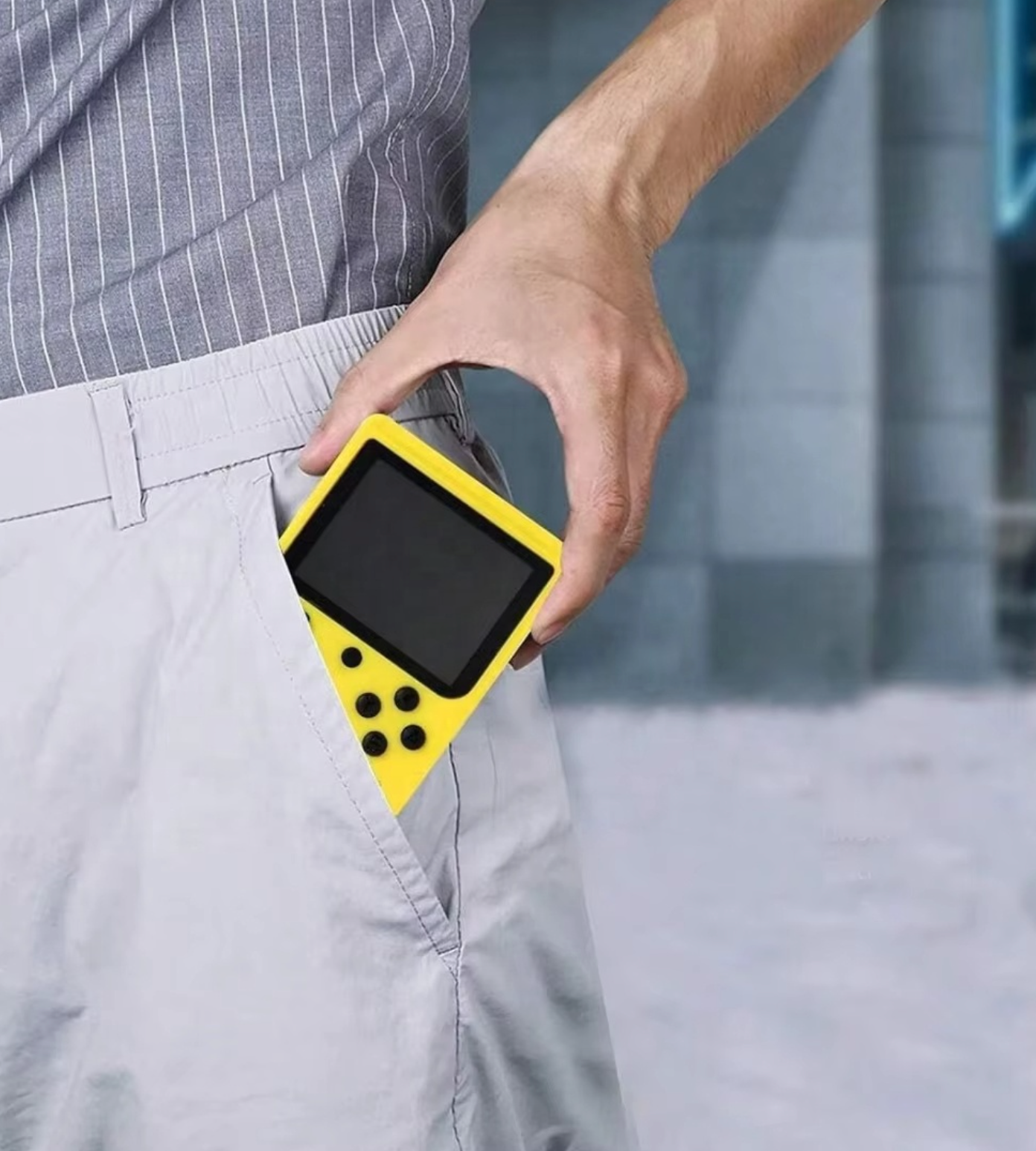 Retro Pocketboy spillkonsoll i lommeformat med 500 klassiske spill. Kompakt design, blått og hvitt skall, bærbar.