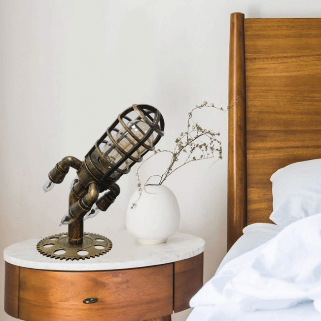 Kreativ rakettlampe i retro steampunk-stil, med lysende LED-flamme for unikt interiør