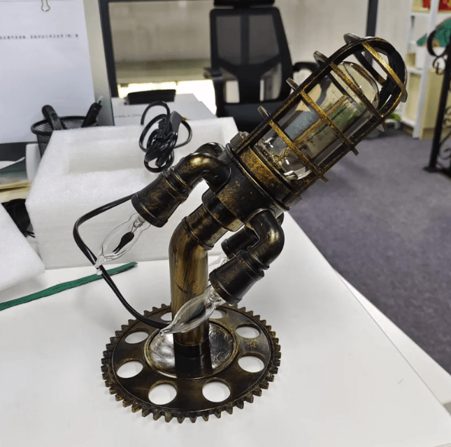 Nærbilde av retro rakettlampe som viser detaljert steampunk-utseende og realistisk flammeeffekt