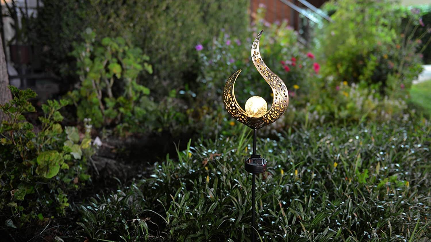 Stemningsskapende solcelle jernlampe, perfekt for hage og uteplass.