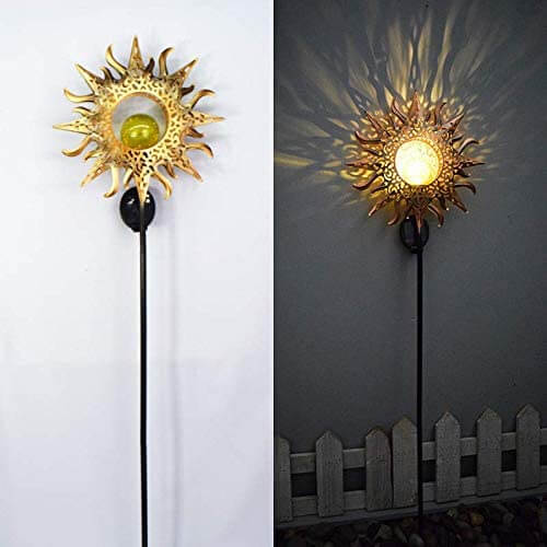 Dekorativ soldrevet utendørslampe, perfekt som hagebelysning.